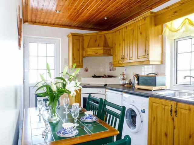 Village Cottage Dunkineely Bagian luar foto